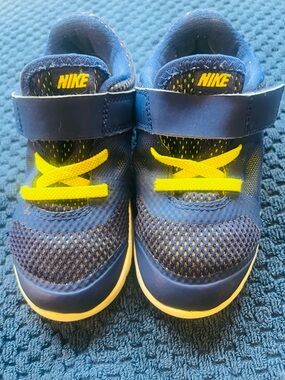 Nike Kids Sneakers sz 9 Navy Blue Lime Velcro Lightweight Athletic Shoes